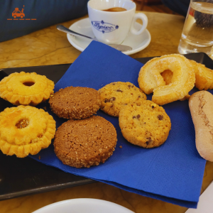 Prendre un merenda reale dans un café historique : un goûter royal avec une boisson chaude et un assortiment de biscuits traditionnels du Piémont. 