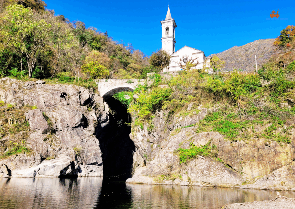 Orrido di Sant'Anna - une gorge profonde, des falaises de schistes et une petite église, à 3 km de Cannobio sur les bords du lac Majeur