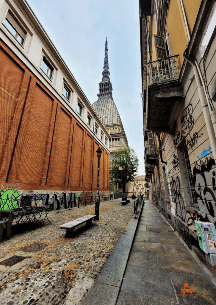 Turin - Mole Antonelliana depuis la rue