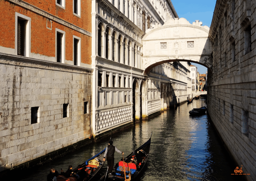 Aller voir le pont des soupirs et les gondoles à Venise est un incontournable si vous passez des vacances en famille en Italie.