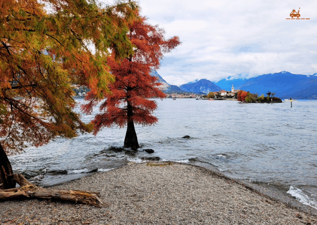 Vue sur Isola dei Pescatori depuis Isola Bella - Iles Borromées - Lac Majeur - Italie du Nord - couleurs de l'automne aux vacances de la Toussaint