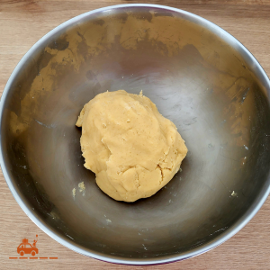 Saladier en inox contenant une boule de pâte à biscuits pour bredeles alsaciens (pâte sablée)