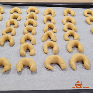 Vanille Kipferl - Etape 3 de la recette : former les croissants et les disposer sur une plaque recouverte de papier cuisson