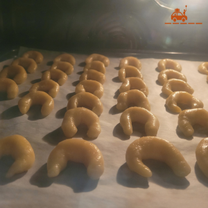 Recette de Vanille Kipferl - Etape 4 - Faire cuire au four les croissants à la vanille disposés sur une plaque recouverte de papier cuisson