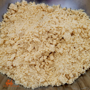 Mélangez la farine et le beurre de manière à former un sable grossier : c'est la première étape de la préparation d'une pâte sablée, pour faire des biscuits par exemple