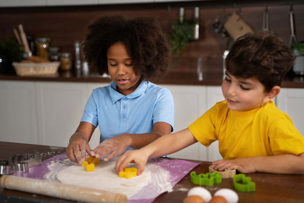 une petite fille et un petit garçon qui cuisinent des sablés