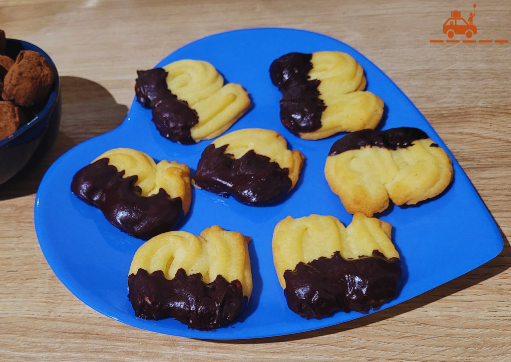 La vraie recette des biscuits Spritz (ou Sprits) au chocolat maison : la véritable recette traditionnelle de ces biscuits de Noël alsaciens revisités par Delacre en version vanille - chocolat