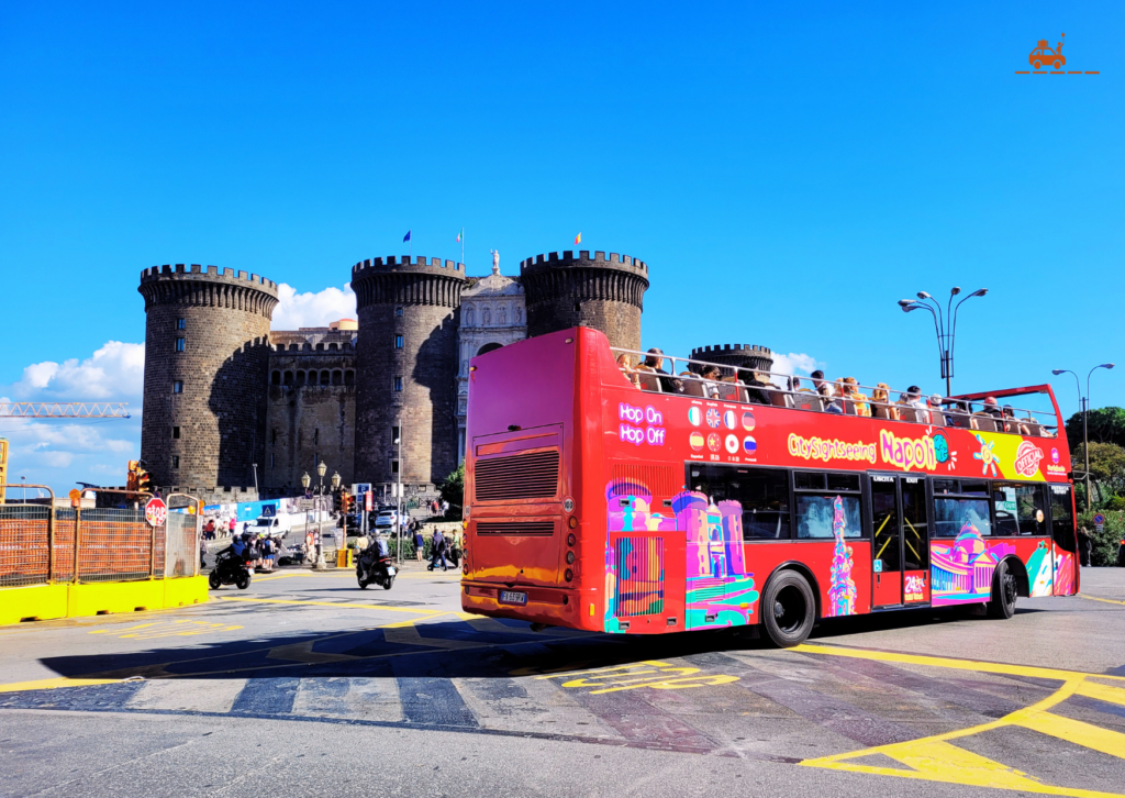Bus touristique à Naples devant le Castel Nuovo