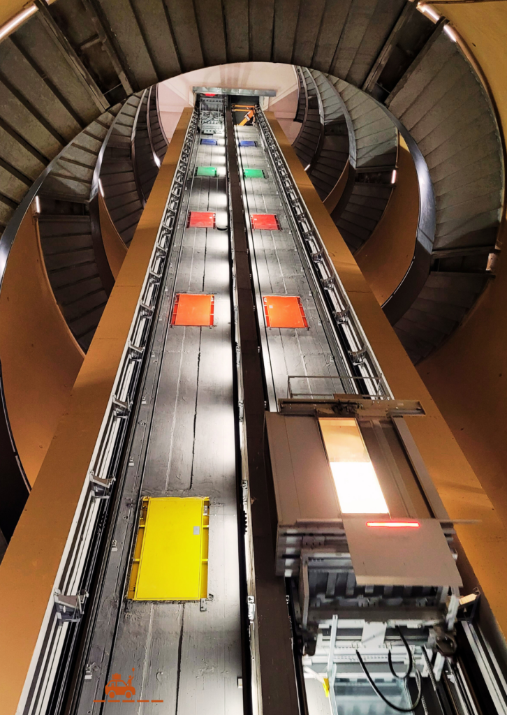 L'ascenseur pour monter au sommet du Monte Echia à Naples