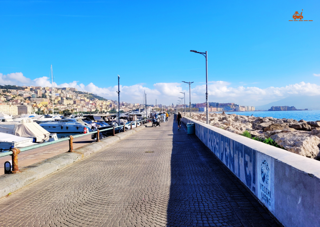 La jetée du port de Mergellina à Naples offre une vue sur le Castel dell'Ovo à droite (et le Vésuve caché derrière un nuage)