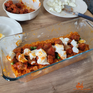 Monter le sartu di riso en alternant une couche de riz, une couche de garniture