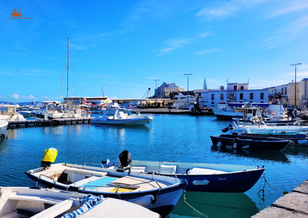 Port de Baia, près de Naples - vue sur les bateaux et le castello aragonese