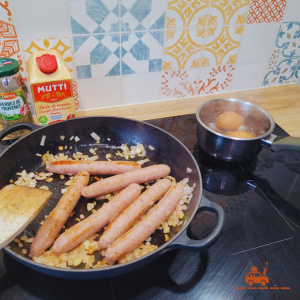 Faites cuire les œufs à la casserole et dorer les échalotes et les saucisses à la poêle.