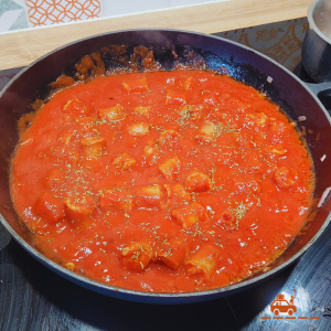 Fait-tout contenant une sauce tomate à la viande.