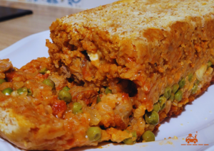 Le sartu di riso est un plat napolitain composé de riz, sauce tomate, petits pois, œufs durs, fromage italien, oignons et de viandes.