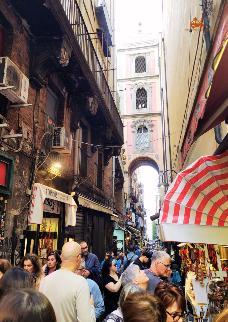 Touristes dans la rue San Gregorio Armeno de Naples