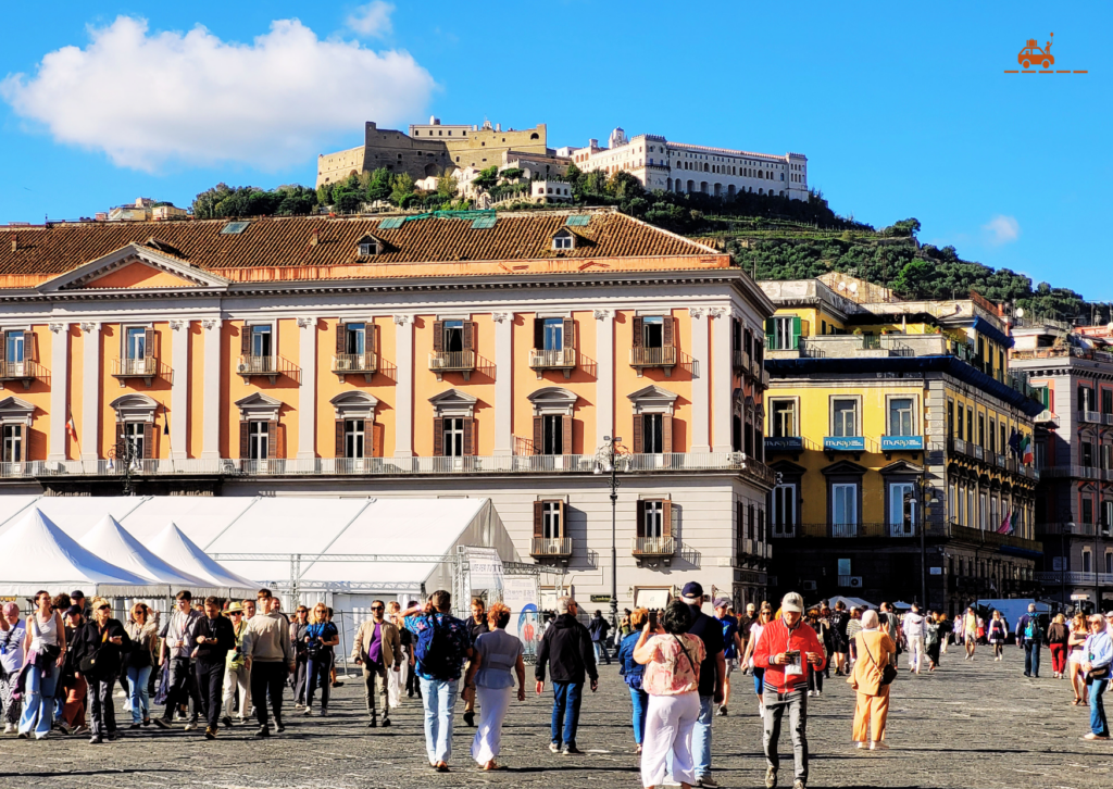 Vue sur la Certosa di San Martino et le Castel Sant'Elmo depuis la Piazza del Plebiscito à Naples
