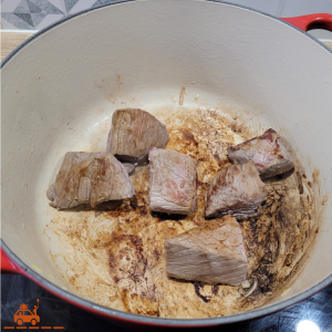 Faire dorer le bœuf dans la cocotte