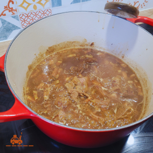 Carbonade flamande qui mijote dans une cocotte en fonte