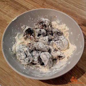 Fariner les pruneaux - far breton