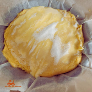 Tarte au sucre du Nord avant cuisson, pâte à brioche nappée de crème aux œufs et de vergeoise.