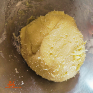 La pâte à tarte au sucre doit reposer pendant 45 minutes à température ambiante.