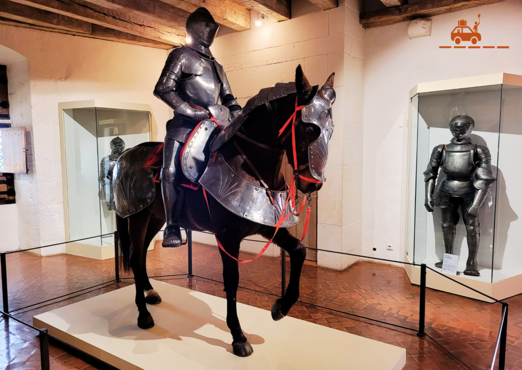 Chevalier en armure et son destrier exposés au château de Castelnaud (Périgord noir)