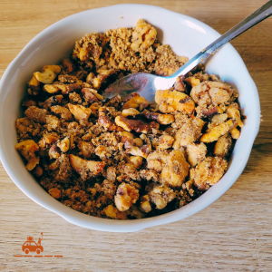 Noix du Périgord grossièrement concassées et moulues dans un bol