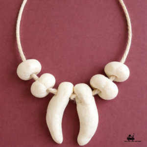 Fabriquer un collier préhistorique en pâte à sel