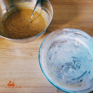 Moule à gâteau beurré et fariné et saladier contenant une préparation pour gâteau aux noix