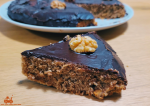 Une part de gâteau aux noix du Périgord avec un glaçage au chocolat