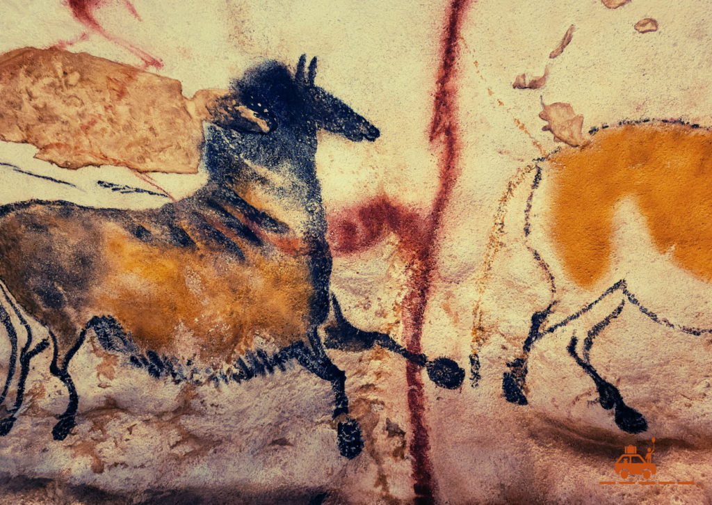 Peintures rupestres dans la reproduction de la grotte de Lascaux IV en Périgord noir