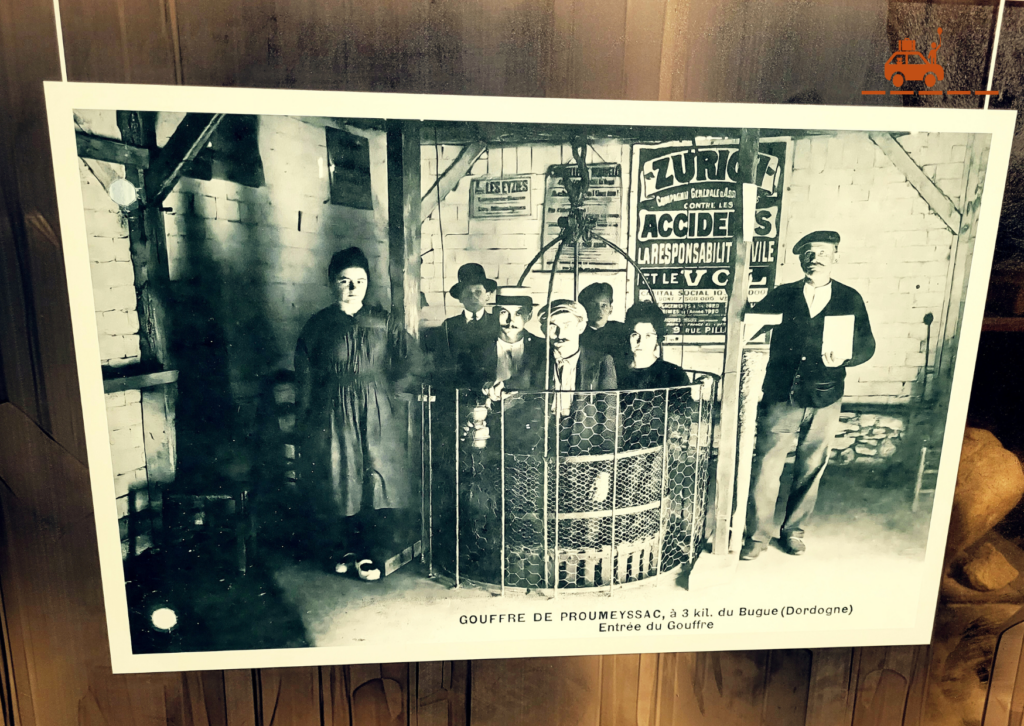 Photo d'une des premières visites touristiques pour descendre en nacelle dans le gouffre de Proumeyssac (Périgord noir)