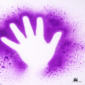 Main d'enfant inversée réalisée au blowpens (violet)