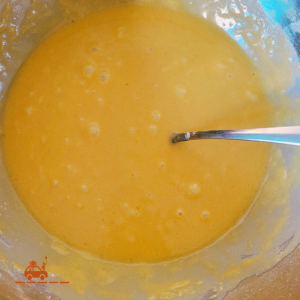 Préparation pour gâteau aux noix dans un saladier