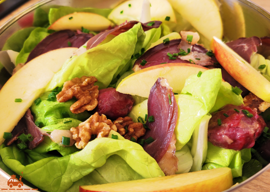 Salade périgourdine avec gésiers, magret fumé et noix, servie dans un grand saladier