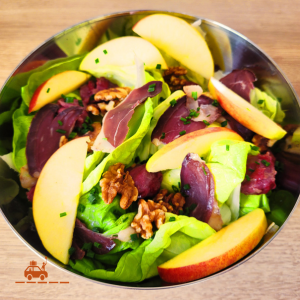 Salade périgourdine dressée avec gésiers, magret, pommes et noix