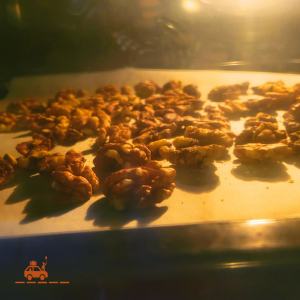 Noix du Périgord sur la plaque du four en train de torréfier