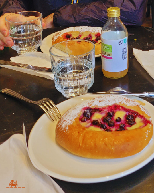 Goûter en famille en Norvège à base de brioches aux myrtilles et de jus de pomme