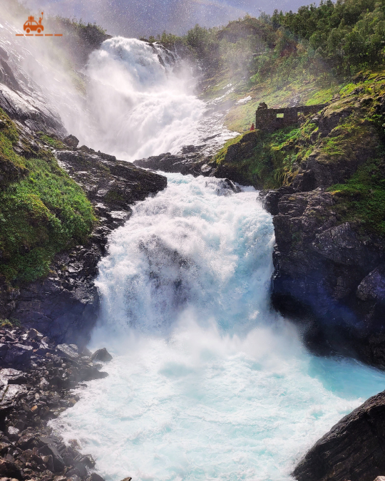 Cascade dans la montée du train de Flåm à Myrdal en Norvège