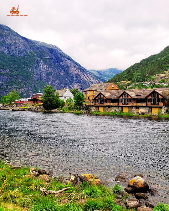 Village d'Eidfjord au bord du fjord en Norvège