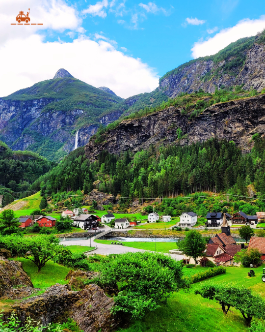 Village en bois typique de Norvège dans les montagnes