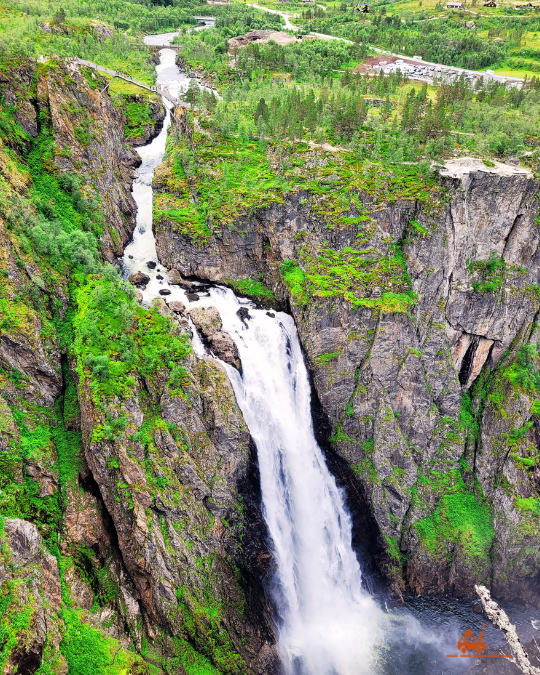 La grande cascade de Voringfossen en Norvège
