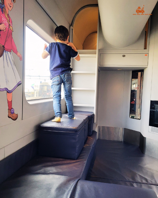 Wagon-jeu pour les enfants dans un train en Norvège