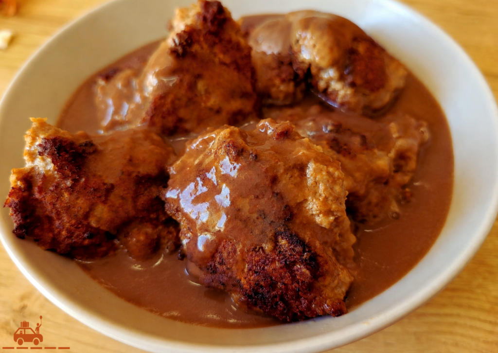 Boulettes de bœuf norvégiennes traditionnelles (Kjøttkaker) nappées de sauce brune