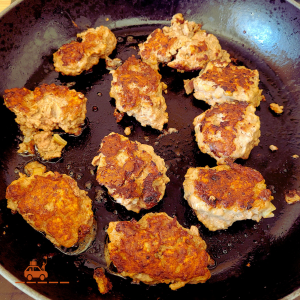 Boulettes de bœuf à la norvégienne (Kjøttkaker) bien dorées dans une poêle