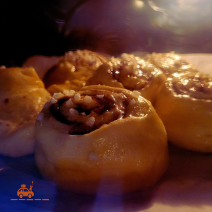Roulés à la cannelle norvégiens (kanelboller) qui cuisent dans le four