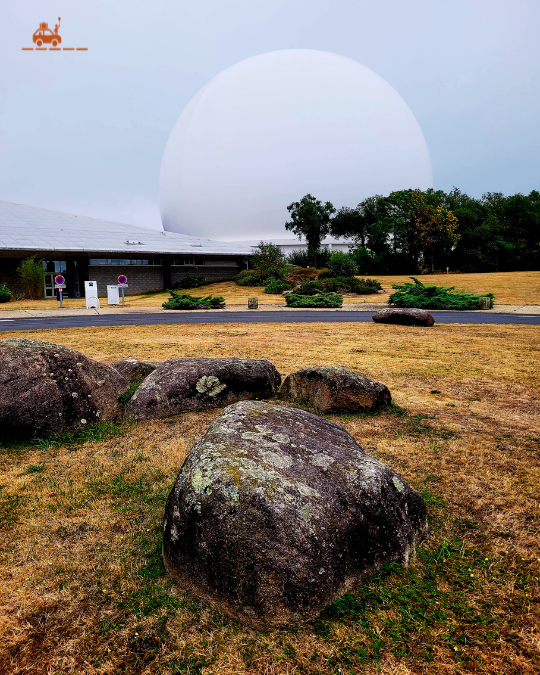 La cité des télécoms et le parc du Radôme à Pleumeur-Bodou sur la Côte de Granit Rose (Bretagne)