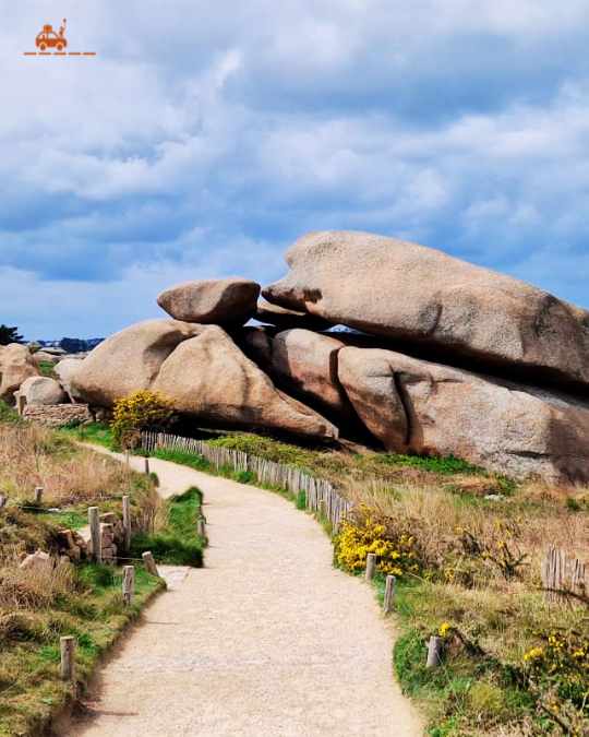 Le sentiers des douaniers et ses rochers aux formes incroyables, Côte de Granit Rose, Bretagne Nord