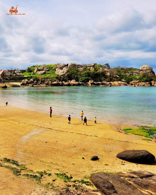 Enfants qui jouent sur la plage de Saint-Guirec à Ploumanac'h sur la côte de Granit Rose (Bretagne)